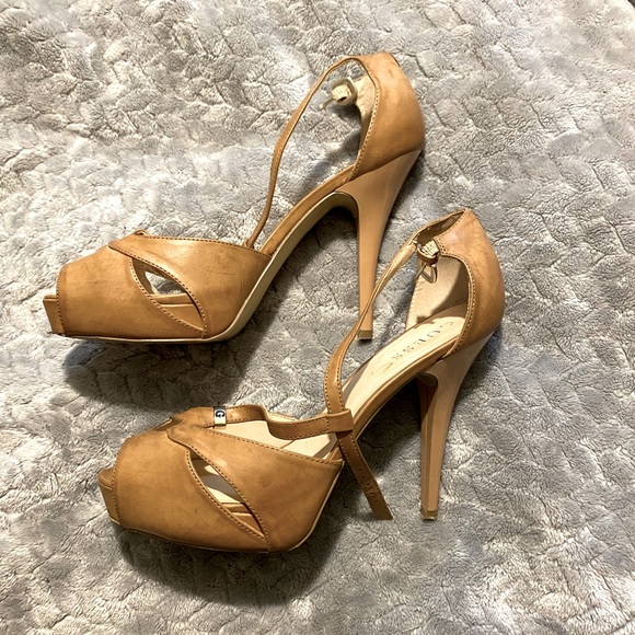 Guess Wgtoya Tan stilettos - size 9 - Picture 3 of 4